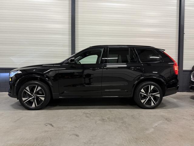 Volvo XC90 T8 Recharge AWD R-Design BLACK LONG RANGE PANO/TREKHAAK/ALCANTARA-LEER/H&K/CAMERA/MEMORY/ACC/PILOT-ASSIST/20"LMV/NET OH BEURT GEHAD BIJ VOLVO, AUTO VERKEERT IN ABSOLUTE NIEUWSTAAT