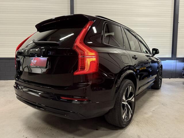 Volvo XC90 T8 Recharge AWD R-Design BLACK LONG RANGE PANO/TREKHAAK/ALCANTARA-LEER/H&K/CAMERA/MEMORY/ACC/PILOT-ASSIST/20"LMV/NET OH BEURT GEHAD BIJ VOLVO, AUTO VERKEERT IN ABSOLUTE NIEUWSTAAT