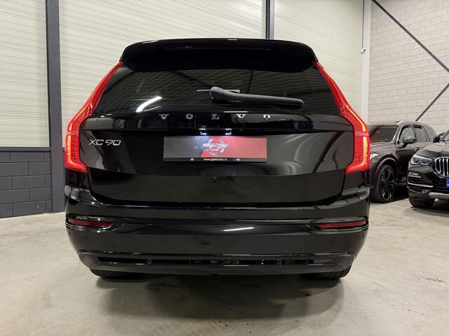 Volvo XC90 T8 Recharge AWD R-Design BLACK LONG RANGE PANO/TREKHAAK/ALCANTARA-LEER/H&K/CAMERA/MEMORY/ACC/PILOT-ASSIST/20"LMV/NET OH BEURT GEHAD BIJ VOLVO, AUTO VERKEERT IN ABSOLUTE NIEUWSTAAT