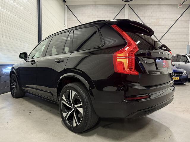 Volvo XC90 T8 Recharge AWD R-Design BLACK LONG RANGE PANO/TREKHAAK/ALCANTARA-LEER/H&K/CAMERA/MEMORY/ACC/PILOT-ASSIST/20"LMV/NET OH BEURT GEHAD BIJ VOLVO, AUTO VERKEERT IN ABSOLUTE NIEUWSTAAT