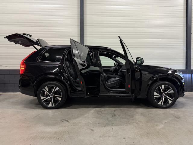 Volvo XC90 T8 Recharge AWD R-Design BLACK LONG RANGE PANO/TREKHAAK/ALCANTARA-LEER/H&K/CAMERA/MEMORY/ACC/PILOT-ASSIST/20"LMV/NET OH BEURT GEHAD BIJ VOLVO, AUTO VERKEERT IN ABSOLUTE NIEUWSTAAT
