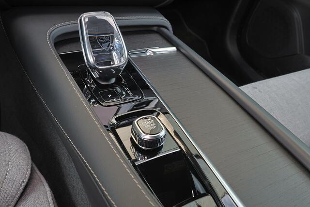 Volvo XC90 T8 Recharge AWD Plus Dark - LONG RANGE - Luchtvering - Panorama/schuifdak - IntelliSafe Assist & Surround - 360º Camera - Harman/Kardon audio - Adaptieve LED koplampen - Verwarmde voorstoelen, stuur & achterbank - Parkeersensoren voor & achter - Elektr. b