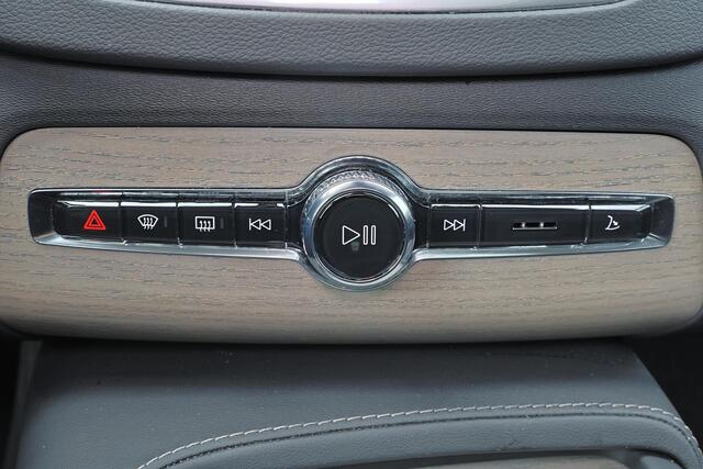 Volvo XC90 T8 Recharge AWD Ultimate Dark - LONG RANGE - Panorama/schuifdak - IntelliSafe Assist & Surround - 360º Camera - Bowers & Wilkins audio - Adaptieve LED koplampen - Verwarmde voorstoelen, stuur & achterbank - Parkeersensoren voor & achter - Elektr. bedienb.