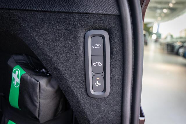 Volvo XC90 2.0 T8 Plug-in hybrid AWD Ultra Dark | Bowers & Wilkings Premium Audio | Luchtvering | 360 Camera | Head-Up | Massage + ventilatie | Extra Getint Glas | Trekhaak inklapbaar |