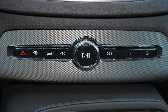 Volvo XC90 T8 Recharge AWD Plus Dark - IntelliSafe Assist & Surround - Harman/Kardon audio - Adaptieve LED koplampen - Parkeercamera achter - Verwarmde voorstoelen, stuur & achterbank - Parkeersensoren voor & achter - Elektr. bedienb. voorstoelen met geheugen - Draa