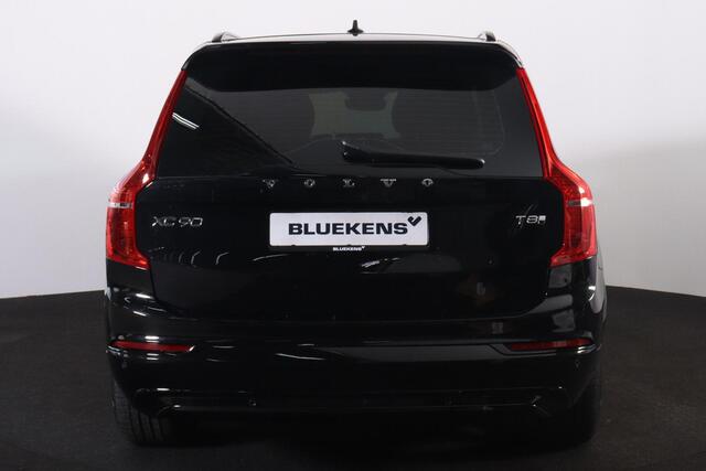 Volvo XC90 T8 Recharge AWD Ultra Dark - Luchtvering - Panorama/schuifdak - IntelliSafe Assist & Surround - 360º Camera - Bowers & Wilkins audio - Adaptieve LED koplampen - Verwarmde voorstoelen, stuur & achterbank - Parkeersensoren voor & achter - Elektr. bedienb. v