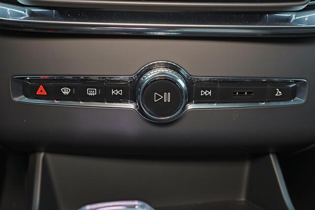 Volvo XC90 T8 Recharge AWD Ultra Dark - Luchtvering - Panorama/schuifdak - IntelliSafe Assist & Surround - 360º Camera - Bowers & Wilkins audio - Adaptieve LED koplampen - Verwarmde voorstoelen, stuur & achterbank - Parkeersensoren voor & achter - Elektr. bedienb. v