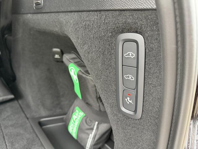 Volvo XC90 2.0 T8 Plug-in hybrid AWD Plus Dark Luchtvering l Trekhaak l Binnenkort beschikbaar