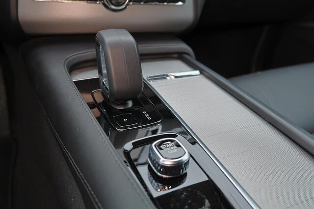 Volvo XC90 T8 Recharge AWD Core Bright - IntelliSafe Assist & Surround - Verwarmde voorstoelen, stuur & achterbank - Parkeersensoren voor & achter - Draadloze tel. lader - High Performance audio- Extra getint glas - 19' LMV