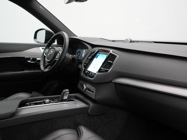 Volvo XC90 T8 Recharge AWD R-Design 7-Persoons Long Range Plug In Hybrid 456pk Dealer O.H. PHEV | Panodak | Head Up | 360 Camera | Adaptive Cruise | Lederen Sportstoelen Ventilatie & Memory | Bowers & Wilkins | Navigatie | Blis | DAB |