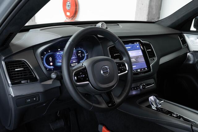 Volvo XC90 T8 AWD Ultra Dark | Verwarmde | Geventileerde en Masserende Voorstoelen | Luchtvering | Panoramadak met Schuif-/Kantelfunctie | 4- Zone Climate Control | Semi-Elektrische Trekhaak | 360º Camera | Gelamineerd en Getint Glas Achter| Bowers & Wilkins |