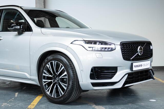 Volvo XC90 T8 AWD Ultra Dark | Verwarmde | Geventileerde en Masserende Voorstoelen | Luchtvering | Panoramadak met Schuif-/Kantelfunctie | 4- Zone Climate Control | Semi-Elektrische Trekhaak | 360º Camera | Gelamineerd en Getint Glas Achter| Bowers & Wilkins |