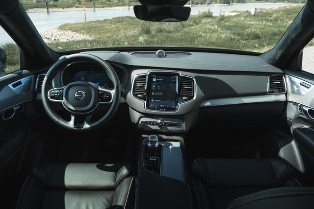 Volvo XC90 Recharge Longe Range T8 AWD Ultimate Dark | Luchtvering | Stoel-/Stuurverwarming | Trekhaak | 360 Camera | Bowers & Wilkins Audio | Schuif-/Kanteldak | Getint Glas | Keyless | 22" LM