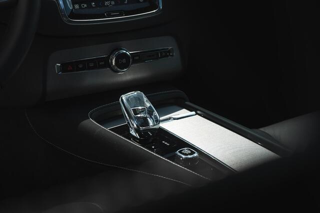 Volvo XC90 Recharge Longe Range T8 AWD Ultimate Dark | Luchtvering | Stoel-/Stuurverwarming | Trekhaak | 360 Camera | Bowers & Wilkins Audio | Schuif-/Kanteldak | Getint Glas | Keyless | 22" LM