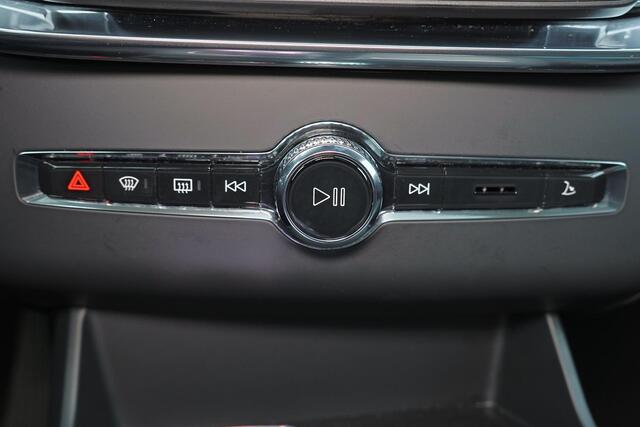 Volvo XC90 T8 Recharge AWD Ultra Dark - Luchtvering - Panorama/schuifdak - IntelliSafe Assist & Surround - 360º Camera - Bowers & Wilkins audio - Verwarmde voorstoelen, stuur & achterbank - Parkeersensoren voor & achter - Elektr. bedienb. voorstoelen met geheugen -