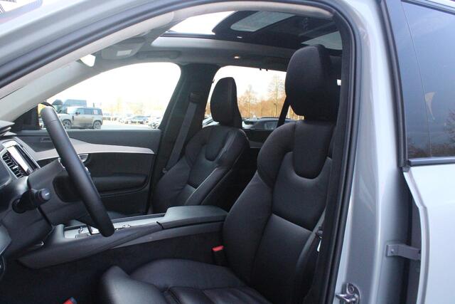 Volvo XC90 2.0 T8 455PK RECHARGE AWD ULTIMATE DARK | LUCHTVERING | PANORAMISCH SCHUIF / KANTELDAK | ELEKTRISCH UITKLAPBARE TREKHAAK | HEAD-UP DISPLAY | NAVIGATIE VIA GOOGLE-MAPS | ELEKTRISCH VERSTELBARE VOOR STOELEN MET GEHEUGEN | VOORSTOELEN VERWARMBAAR | ACHTERBAN
