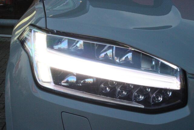 Volvo XC90 2.0 T8 455PK RECHARGE AWD ULTIMATE DARK | LUCHTVERING | PANORAMISCH SCHUIF / KANTELDAK | ELEKTRISCH UITKLAPBARE TREKHAAK | HEAD-UP DISPLAY | NAVIGATIE VIA GOOGLE-MAPS | ELEKTRISCH VERSTELBARE VOOR STOELEN MET GEHEUGEN | VOORSTOELEN VERWARMBAAR | ACHTERBAN