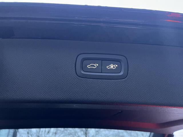 Volvo XC90 2.0 T8 Recharge AWD Ultra Dark 7-Persoons | Luchtvering | Vol Opties | Head-Up | Winterpakket | Harman & Kardon | Panoramadak | Memory Stoelen | Matrix-LED | 360 Camera | Rijklaar met Volledige Volvo Fabrieksgarantie