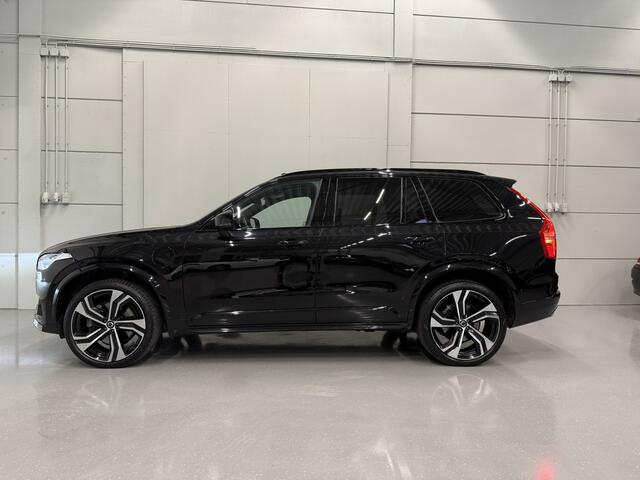 Volvo XC90 T8 Recharge AWD R-Design PANO/B&W/LUCHTVERING/HEAD-UP/360CAMERA/MASSAGE+VENTILATIE/22"LMV/DONKERE-HEMEL/BLACK ALL BLACK EDITION/VOLLEDIGE VOLVO DEALER HISTORIE