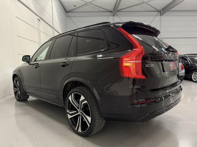 Volvo XC90 T8 Recharge AWD R-Design PANO/B&W/LUCHTVERING/HEAD-UP/360CAMERA/MASSAGE+VENTILATIE/22"LMV/DONKERE-HEMEL/BLACK ALL BLACK EDITION/VOLLEDIGE VOLVO DEALER HISTORIE