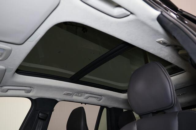 Volvo XC90 T8 Recharge AWD Ultra Dark - Luchtvering - Panorama/schuifdak - IntelliSafe Assist & Surround - 360º Camera - Bowers & Wilkins audio - Adaptieve LED koplampen - Verwarmde voorstoelen, stuur & achterbank - Parkeersensoren voor & achter - Elektr. bedienb. v