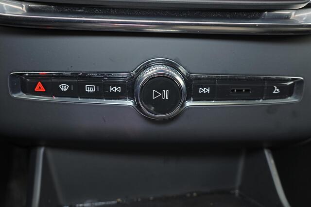 Volvo XC90 T8 Recharge AWD Ultra Dark - Luchtvering - Panorama/schuifdak - IntelliSafe Assist & Surround - 360º Camera - Bowers & Wilkins audio - Adaptieve LED koplampen - Verwarmde voorstoelen, stuur & achterbank - Parkeersensoren voor & achter - Elektr. bedienb. v