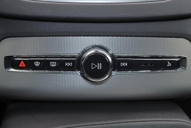 Volvo XC90 T8 Recharge AWD Ultimate Bright - Panorama/schuifdak - IntelliSafe Assist & Surround - 360º Camera - Harman/Kardon audio - Adaptieve LED koplampen - Verwarmde voorstoelen, stuur & achterbank - Parkeersensoren voor & achter - Elektr. bedienb. voorstoelen m