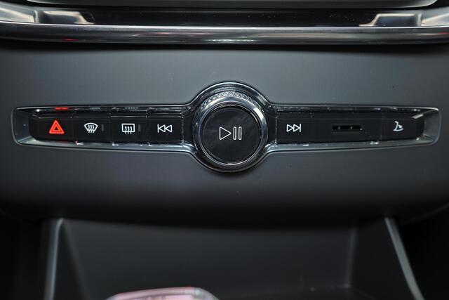 Volvo XC90 T8 Recharge AWD Ultra Dark - Luchtvering - Panorama/schuifdak - IntelliSafe Assist & Surround - 360º Camera - Bowers & Wilkins audio - Adaptieve LED koplampen - Verwarmde voorstoelen, stuur & achterbank - Parkeersensoren voor & achter - Elektr. bedienb. v