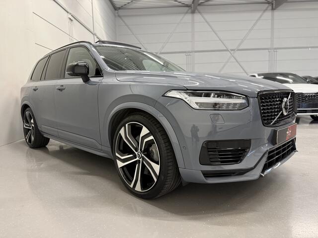 Volvo XC90 T8 Recharge AWD R-Design PANO/TREKHAAK/LUCHTVERING/B&W/22"/360CAMERA/MASSAGE+VENTILATIE/HEAD-UP/NAPPA LEER ZWART/THUNDER-GREY/VOLLEDIG VOLVO DEALER HISTORIE/TOPCONDITIE
