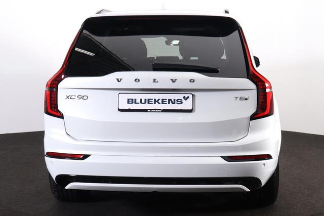 Volvo XC90 T8 Recharge AWD Ultra Dark - Luchtvering - Panorama/schuifdak - IntelliSafe Assist & Surround - 360º Camera - Bowers & Wilkins audio - Adaptieve LED koplampen - Verwarmde voorstoelen, stuur & achterbank - Parkeersensoren voor & achter - Elektr. bedienb. v