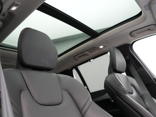 Volvo XC90 T8 Recharge AWD Ultimate Dark Plug In Hybrid LONG RANGE 455pk 7 Persoons PHEV | Trekhaak af Fabriek | Panodak | Adaptive Cruise | 360 Camera | 22"L.M | Head Up | Google Maps | Pilot Assist | Harmand Kardon | Stuurverwarming |