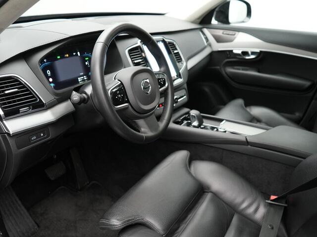 Volvo XC90 T8 Recharge AWD Ultimate Dark Plug In Hybrid LONG RANGE 455pk 7 Persoons PHEV | Trekhaak af Fabriek | Panodak | Adaptive Cruise | 360 Camera | 22"L.M | Head Up | Google Maps | Pilot Assist | Harmand Kardon | Stuurverwarming |