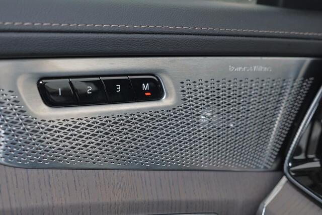 Volvo XC90 T8 Recharge AWD Ultra Dark - Luchtvering - Panorama/schuifdak - IntelliSafe Assist & Surround - 360º Camera - Bowers & Wilkins audio - Adaptieve LED koplampen - Verwarmde voorstoelen, stuur & achterbank - Parkeersensoren voor & achter - Elektr. bedienb. v