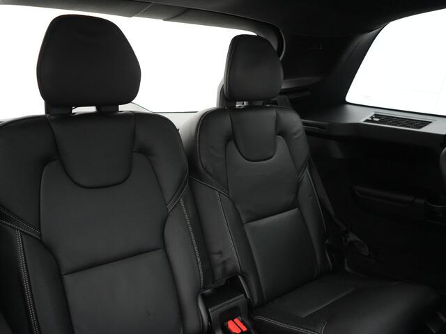 Volvo XC90 T8 Recharge AWD Plus Dark 7 Persoons LONG RANGE Plug In Hybrid 455pk Dealer O.H. PHEV | Trekhaak Af Fabriek | Panodak | Adaptive Cruise | Camera | Harman / Kardon | Lederen Sportstoelen Memory & Verwarmd | Google Assistent | Stuur Verwarmd | Keyless | Bli