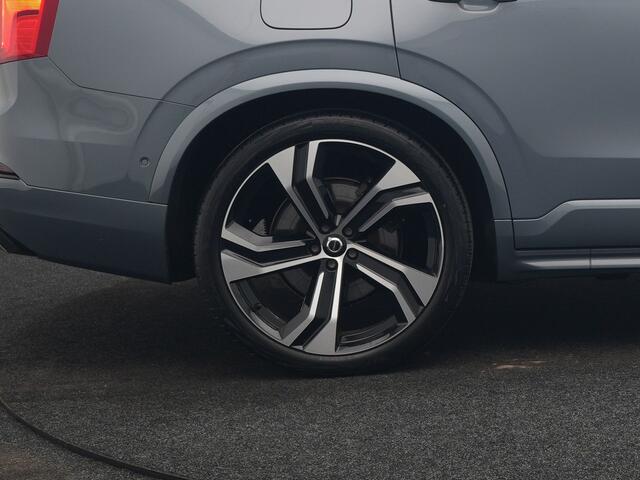 Volvo XC90 T8 Recharge AWD Ultimate Dark 7 Persoons LONG RANGE Plug In Hybrid 455pk Dealer O.H. PHEV | Trekhaak Af Fabriek | Panodak | Luchtvering | Adaptive Cruise | Head Up | 360 Camera | Harman / Kardon | Lederen Sportstoelen Memory & Verwarmd | 22"L.M | Stuur V