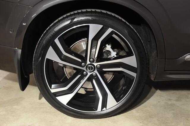 Volvo XC90 T8 455PK Recharge AWD Ultimate Bright / Luchtvering / Bowers & Wilkins / Schuif-kanteldak / 360 Camera / Head Up Display / Nappaleder met ventilatie / Massagefunctie / Gelamineerde zijruiten / 22'' Velgen / Trekhaak / Stoelverwarming / Stuurverwarming