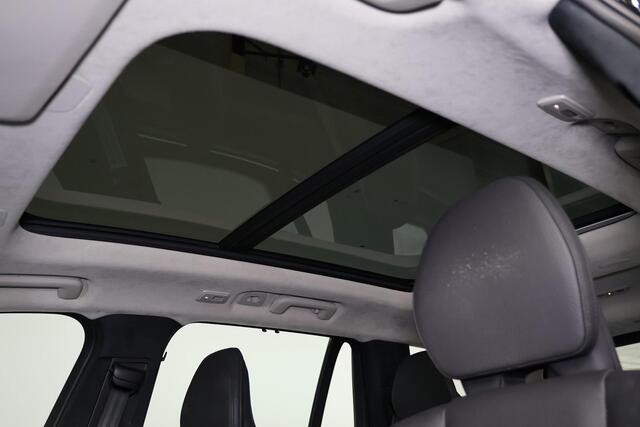 Volvo XC90 T8 Recharge AWD Ultra Bright - Panorama/schuifdak - IntelliSafe Assist & Surround - Harman/Kardon audio - Adaptieve LED koplampen - Parkeercamera achter - Verwarmde voorstoelen, stuur & achterbank - Parkeersensoren voor & achter - Head up display - Elektr