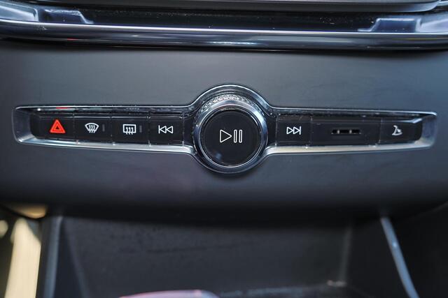 Volvo XC90 T8 Recharge AWD Ultra Dark - Luchtvering - Panorama/schuifdak - IntelliSafe Assist & Surround - 360º Camera - Bowers & Wilkins audio - Adaptieve LED koplampen - Verwarmde voorstoelen, stuur & achterbank - Parkeersensoren voor & achter - Elektr. bedienb. v