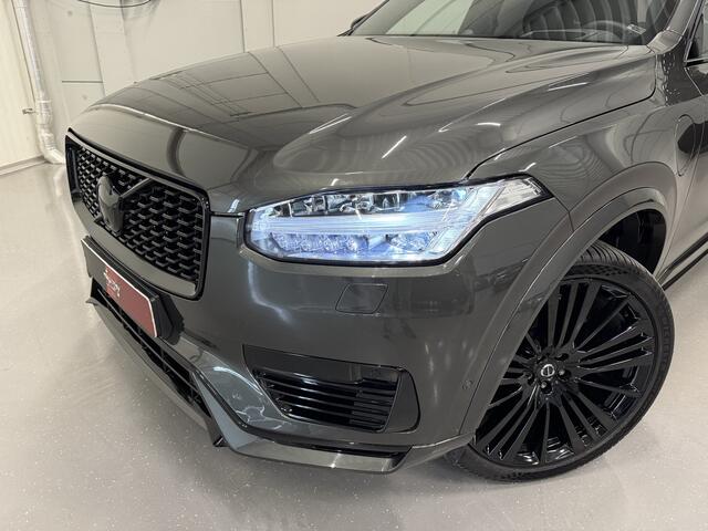 Volvo XC90 T8 Recharge AWD R-Design PANO/LUCHTVERING/B&W/TREKHAAK/22"BLACK/HEAD-UP/MASSAGE+VENTILATIE/NAPPA-LEER/360CAMERA/PINE-GREY/DONKERE-ALCANTARA HEMEL/VOLLEDIG VOLVO DEALER HISTORIE
