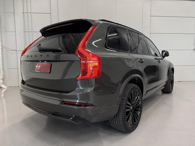 Volvo XC90 T8 Recharge AWD R-Design PANO/LUCHTVERING/B&W/TREKHAAK/22"BLACK/HEAD-UP/MASSAGE+VENTILATIE/NAPPA-LEER/360CAMERA/PINE-GREY/DONKERE-ALCANTARA HEMEL/VOLLEDIG VOLVO DEALER HISTORIE