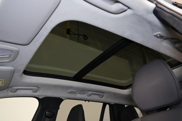 Volvo XC90 T8 Recharge AWD Ultra Dark - Luchtvering - Panorama/schuifdak - IntelliSafe Assist & Surround - 360º Camera - Harman/Kardon audio - Adaptieve LED koplampen - Verwarmde voorstoelen, stuur & achterbank - Parkeersensoren voor & achter - Elektr. bedienb. voor