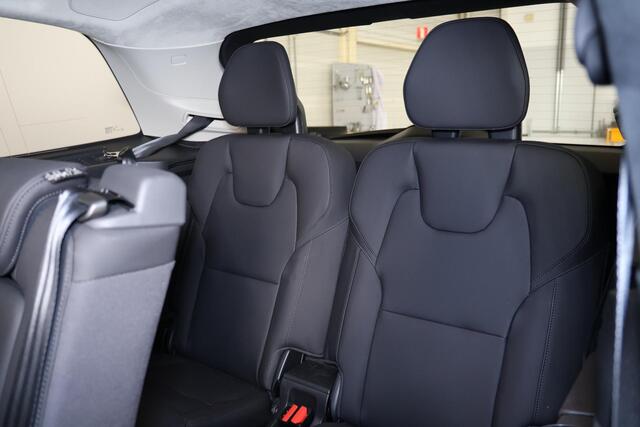 Volvo XC90 T8 Recharge AWD Ultra Dark - Luchtvering - Panorama/schuifdak - IntelliSafe Assist & Surround - 360º Camera - Harman/Kardon audio - Adaptieve LED koplampen - Verwarmde voorstoelen, stuur & achterbank - Parkeersensoren voor & achter - Elektr. bedienb. voor