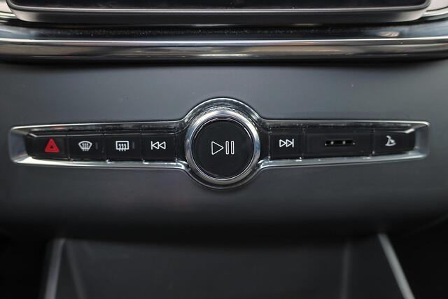 Volvo XC90 T8 Recharge AWD Plus Dark - IntelliSafe Assist & Surround - Panorama/schuifdak - Luchtvering - 360º Camera - Bowers & Wilkins audio - Adaptieve LED koplampen - Verwarmde voorstoelen, stuur & achterbank - Parkeersensoren voor & achter - Elektr. bedienb. vo