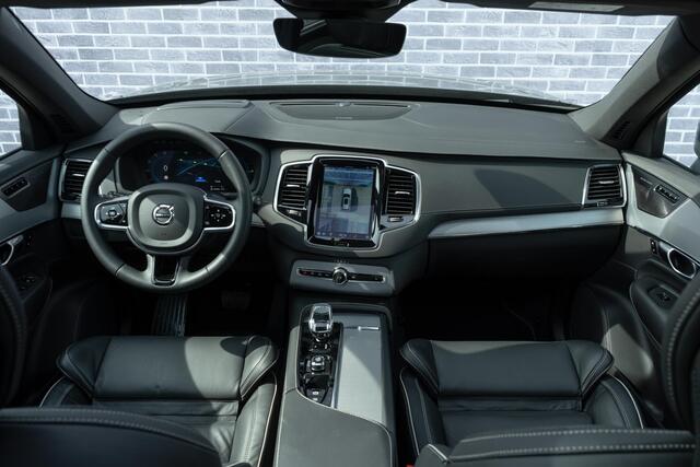 Volvo XC90 2.0 T8 Recharge AWD Ultimate Dark | Adaptieve Cruise Control | Panoramadak | Luchtvering | Trekhaak | 360° Parkeercamera | Stoel-/Stuurverwarming | Nappa Lederen Sportstoelen | Head-Up Display |