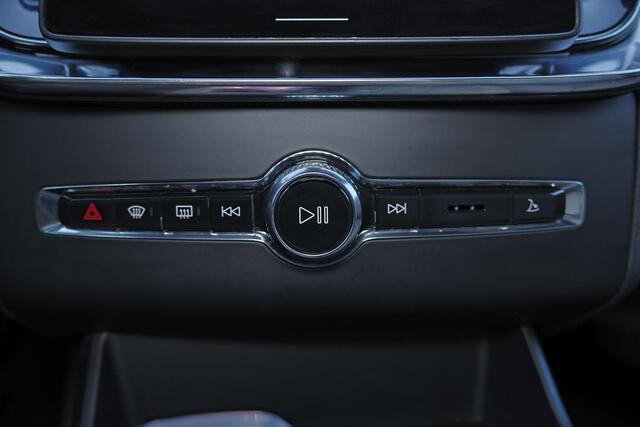 Volvo XC90 T8 Recharge AWD Plus Dark - Luchtvering - Panorama/schuifdak - IntelliSafe Assist & Surround - 360º Camera - Bowers & Wilkins audio - Adaptieve LED koplampen - Verwarmde voorstoelen, stuur & achterbank - Parkeersensoren voor & achter - Elektr. bedienb. vo