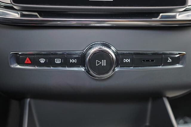 Volvo XC90 T8 Recharge AWD Ultra Dark Exec. Ed. - Luchtvering - Panorama/schuifdak - IntelliSafe Assist & Surround - 360º Camera - Bowers & Wilkins audio - Adaptieve LED koplampen - Verwarmde voorstoelen, stuur & achterbank - Parkeersensoren voor & achter - Elektr.