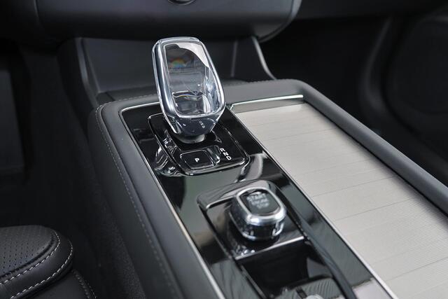Volvo XC90 T8 Recharge AWD Ultra Dark Exec. Ed. - Luchtvering - Panorama/schuifdak - IntelliSafe Assist & Surround - 360º Camera - Bowers & Wilkins audio - Adaptieve LED koplampen - Verwarmde voorstoelen, stuur & achterbank - Parkeersensoren voor & achter - Elektr.
