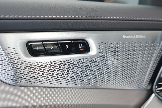 Volvo XC90 T8 Recharge AWD Ultra Dark - Luchtvering - Panorama/schuifdak - IntelliSafe Assist & Surround - 360º Camera - Bowers & Wilkins audio - Verwarmde voorstoelen, stuur & achterbank - Parkeersensoren voor & achter - Elektr. bedienb. voorstoelen met geheugen -
