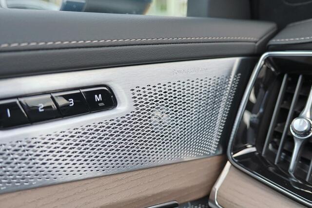 Volvo XC90 T8 Recharge AWD Ultra Bright Exec. Ed. - Luchtvering - Panorama/schuifdak - IntelliSafe Assist & Surround - 360º Camera - Bowers & Wilkins audio - Adaptieve LED koplampen - Verwarmde voorstoelen, stuur & achterbank - Parkeersensoren voor & achter - Elektr