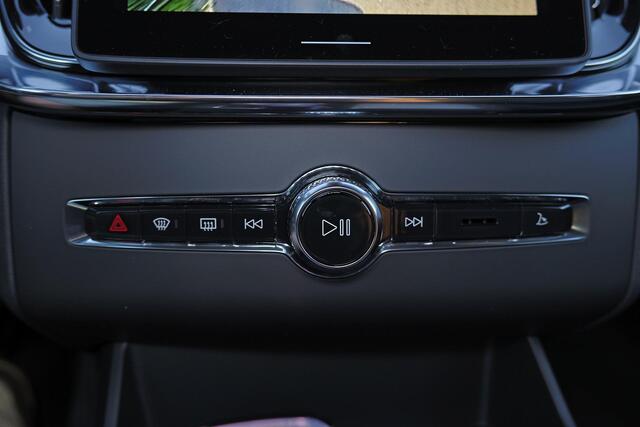Volvo XC90 T8 Recharge AWD Ultra Black Ed. Exec. - Luchtvering - Panorama/schuifdak - IntelliSafe Assist & Surround - 360º Camera - Bowers & Wilkins audio - Adaptieve LED koplampen - Verwarmde voorstoelen, stuur & achterbank - Parkeersensoren voor & achter - Elektr.